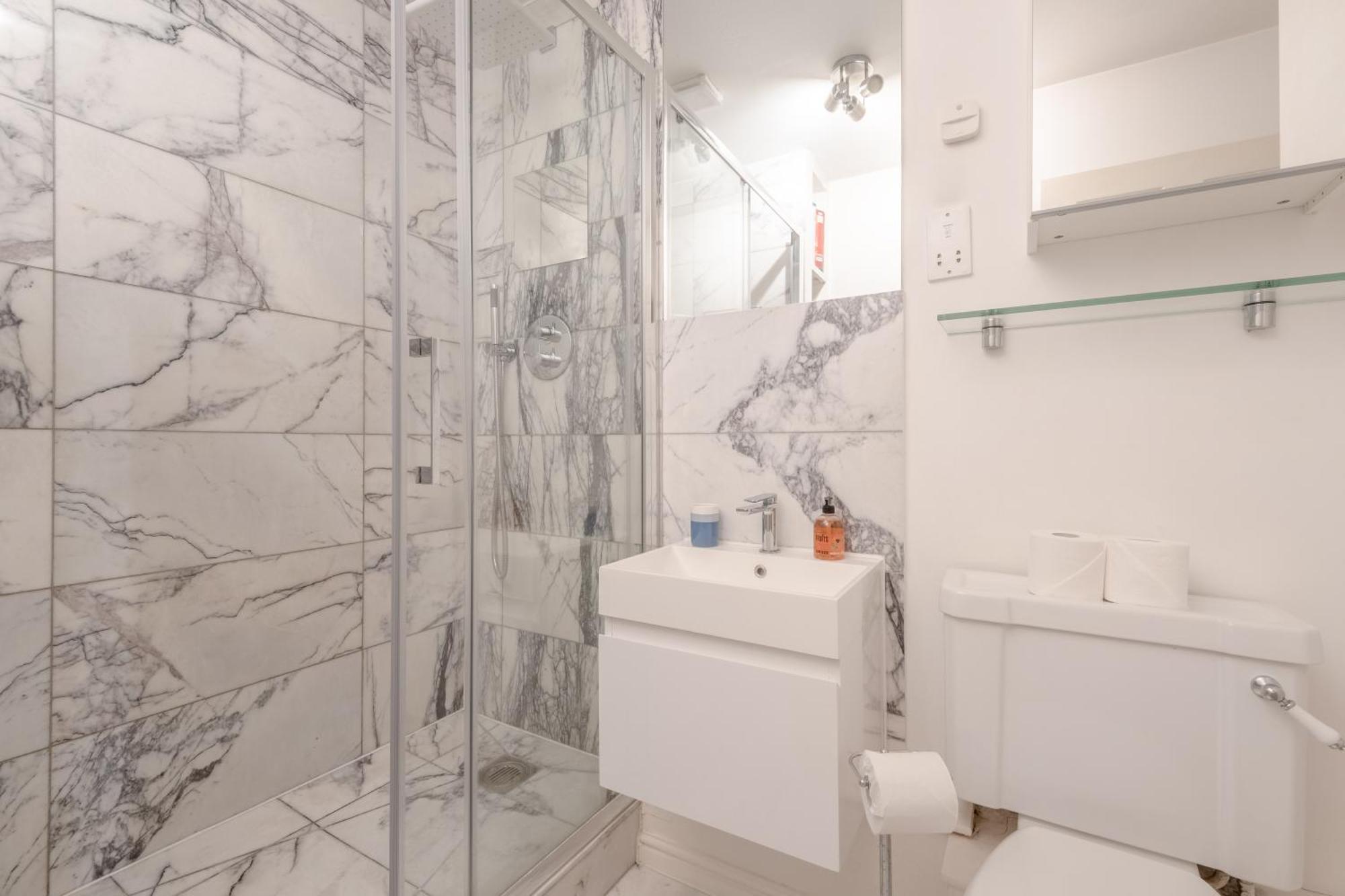 Bright 1 Bedroom Flat In Kensington Olympia London
