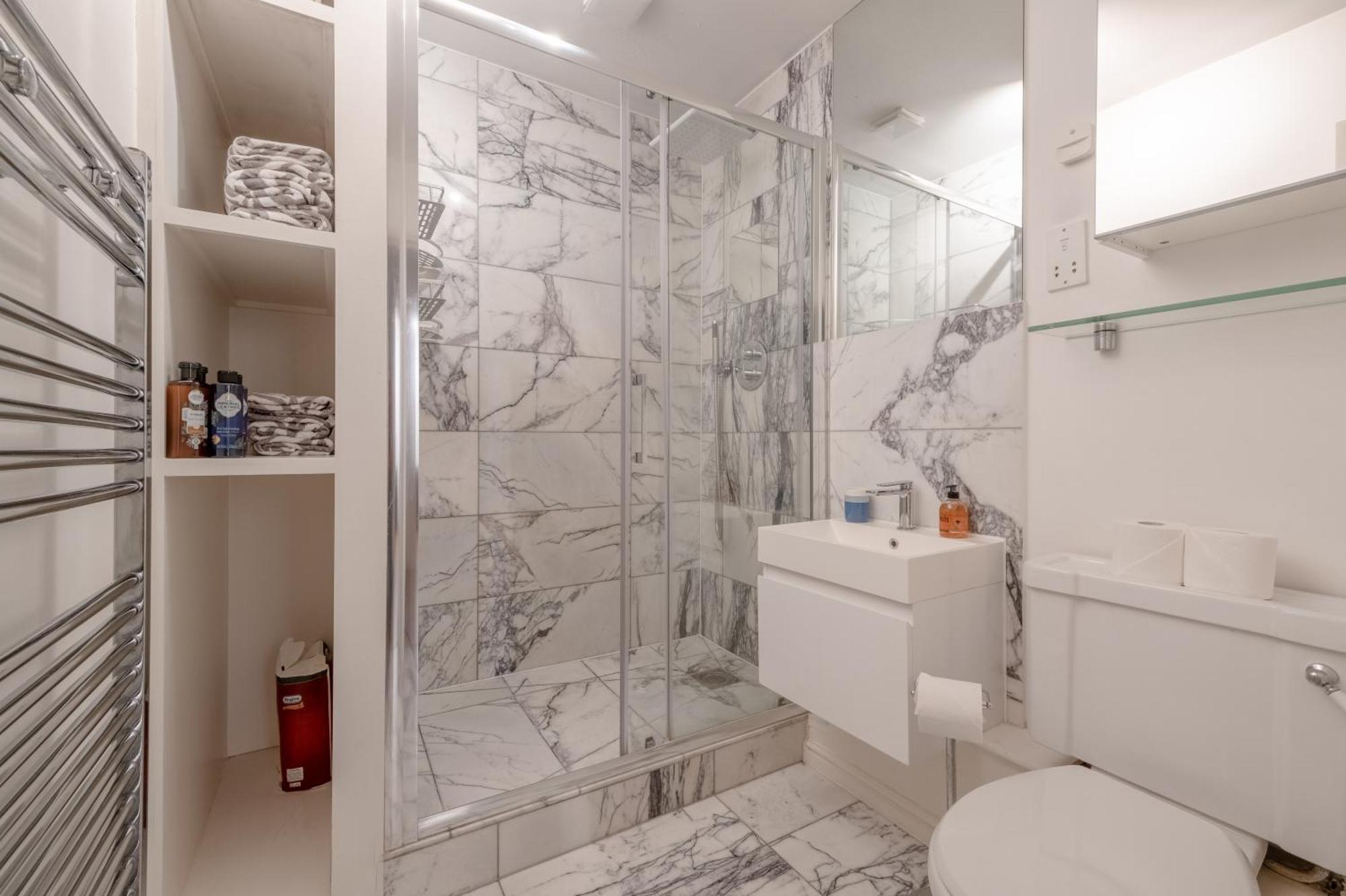 Bright 1 Bedroom Flat In Kensington Olympia *