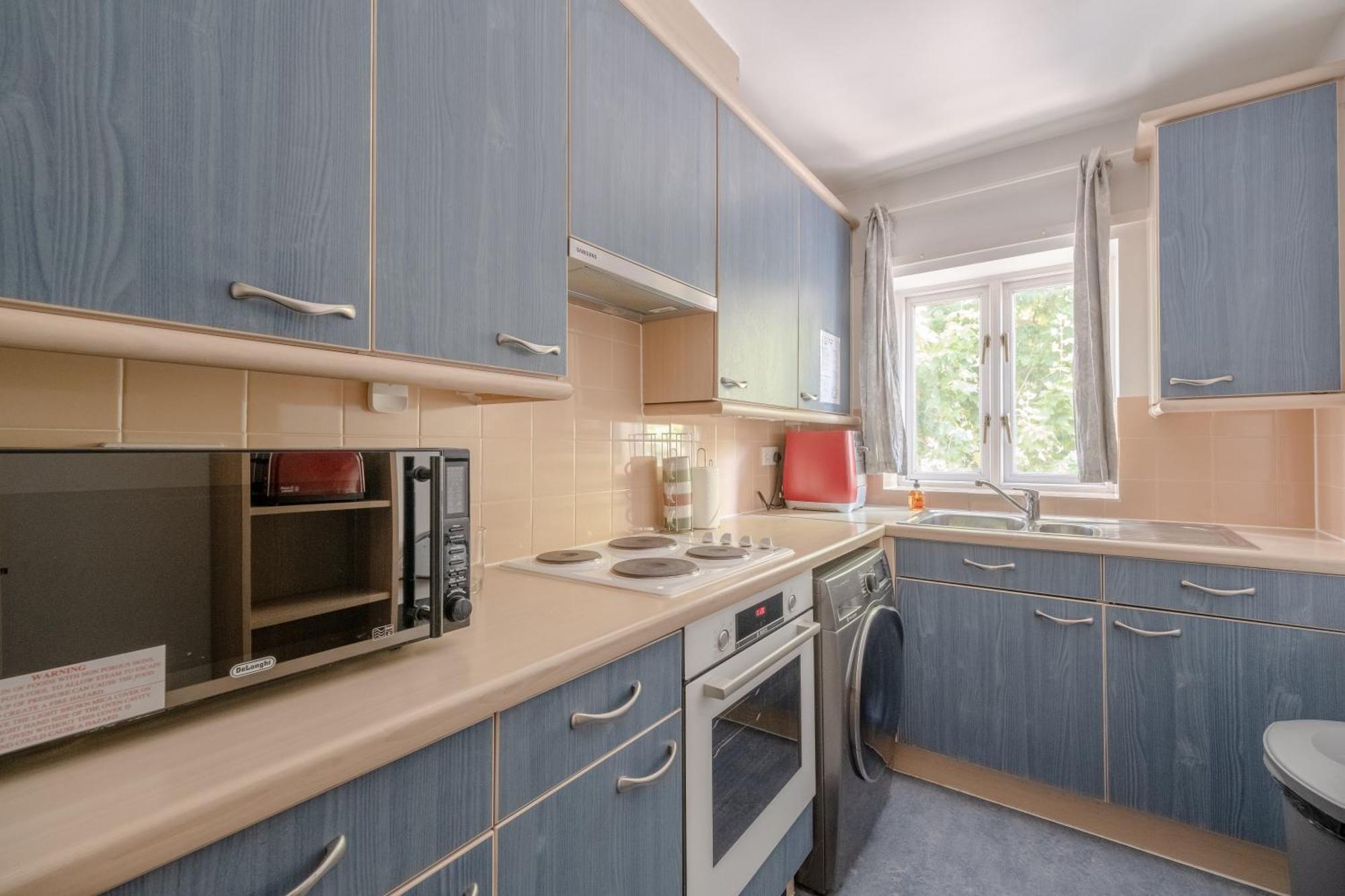 Bright 1 Bedroom Flat In Kensington Olympia London