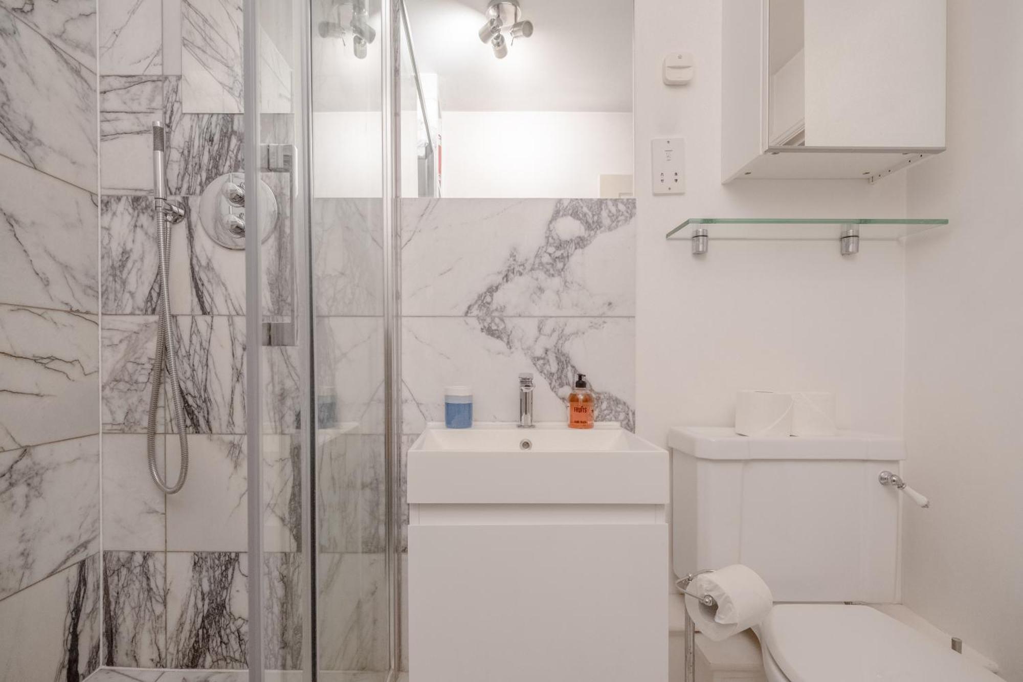 Bright 1 Bedroom Flat In Kensington Olympia London